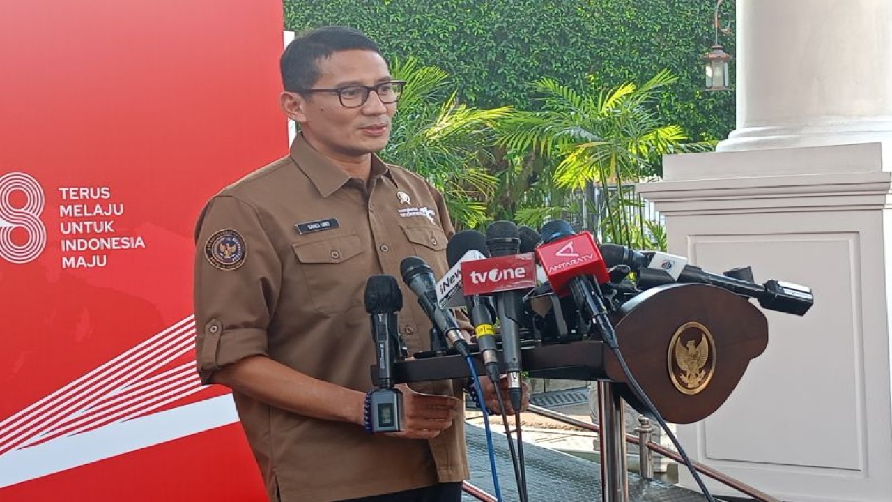 Menteri Pariwisata dan Ekonomi Kreatif Sandiaga Uno memberikan keterangan di Kompleks Istana Kepresidenan, Jakarta, Rabu (4/10/2023). (ANTARA/Rangga Pandu Asmara Jingga)
