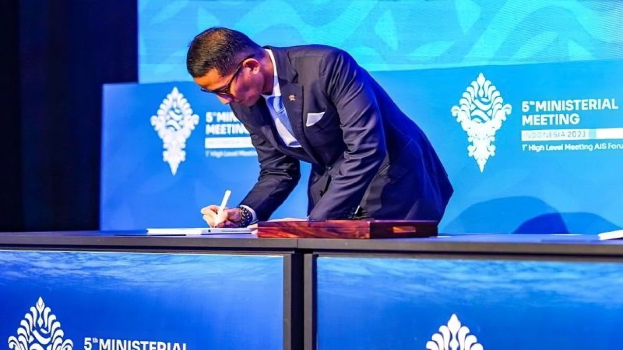 Menparekraf Sandiaga Salahuddin Uno tengah menandatangani dokumen yang akan menjadi acuan bersama untuk menyusun rencana strategis dalam menjalankan aksi iklim di sektor pariwisata yang ramah lingkungan, rendah emisi, dan mencapai nol emisi karbon di tengah kegiatan Ministerial Meeting (MM) AIS Forum 2023, Bali Nusa Dua Conference Center (BNDCC) 1, (10/10/2023). (ANTARA/HO-Biro Komunikasi Kementerian Pariwisata dan Ekonomi Kreatif)
