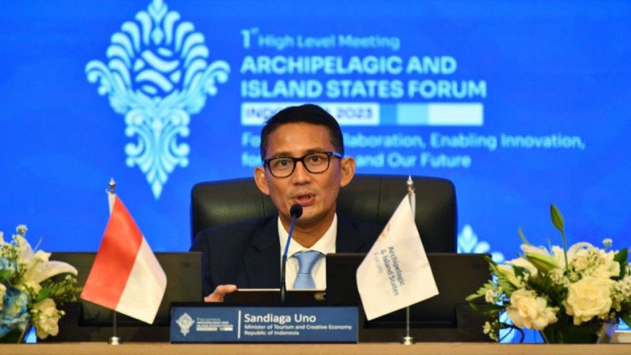Menteri Pariwisata dan Ekonomi Kreatif/Kepala Badan Pariwisata dan Ekonomi Kreatif (Menparekraf) Sandiaga Salahuddin Uno saat memberikan keterangan pers dalam KTT AIS Forum 2023, di Bali Nusa Dua Convention Centre (BNDCC), Badung, Bali, Rabu (11/10/2023). ANTARA/HO-Info Publik