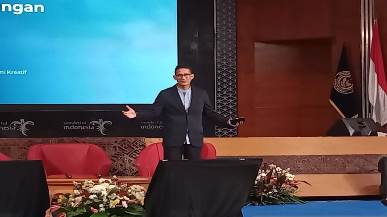 Menteri Pariwisata dan Ekonomi Kreatif (Menparekraf) Sandiaga Salahuddin Uno saat acara "Townhall Meeting Penguatan Semangat Antikorupsi di Lingkungan Kemenparekraf/Baparekraf", di Gedung Sapta Pesona, Jakarta Pusat, Kamis (12/10/2023). ANTARA/Farhan Arda Nugraha