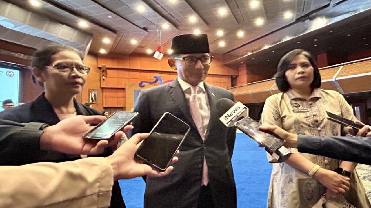 Menteri Pariwisata dan Ekonomi Kreatif Sandiaga Uno (tengah) saat memberikan keterangan kepada media saat ditemui di Gedung Kemenparekraf di Jakarta, Jumat (13/10/2023). ANTARA/Kuntum Riswan.