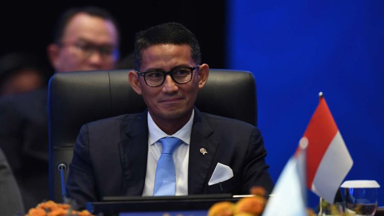 Menparekraf Sandiaga Uno saat mengikuti Pertemuan ke-5 Tingkat Menteri AIS Forum 2023 di Bali Nusa Dua Convention Center, Nusa Dua, Kabupaten Badung, Bali, Selasa (10/10/2023). (ANTARA FOTO/MEDIA CENTER KTT AIS 2023/M Agung Rajasa/aww)