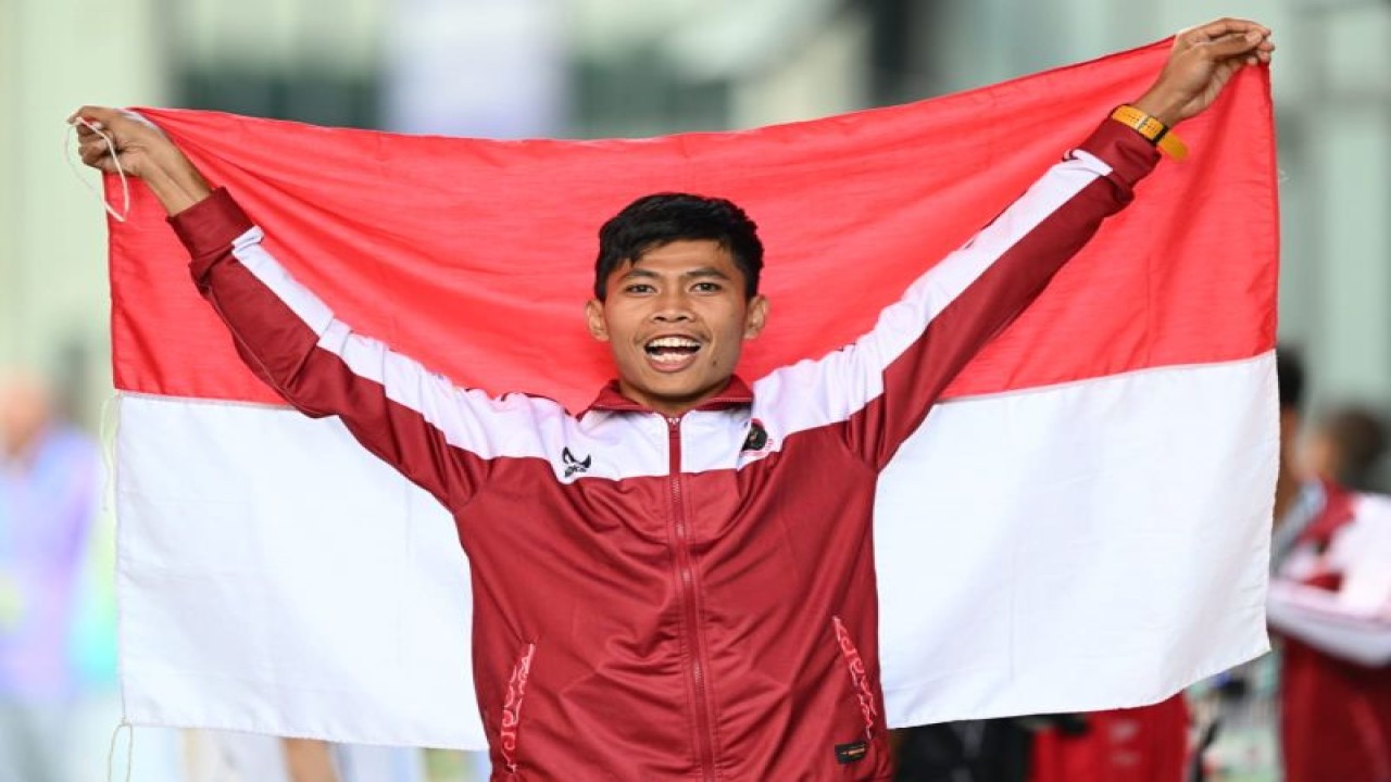 Pelari Indonesia Saptoyogo Purnomo berselebrasi usai meraih medali emas di nomor lari 400 meter T37 putra Asian Para Games 2022 Hangzhou, China, Senin (23/10/2023). (ANTARA/HO/NPC Indonesia)