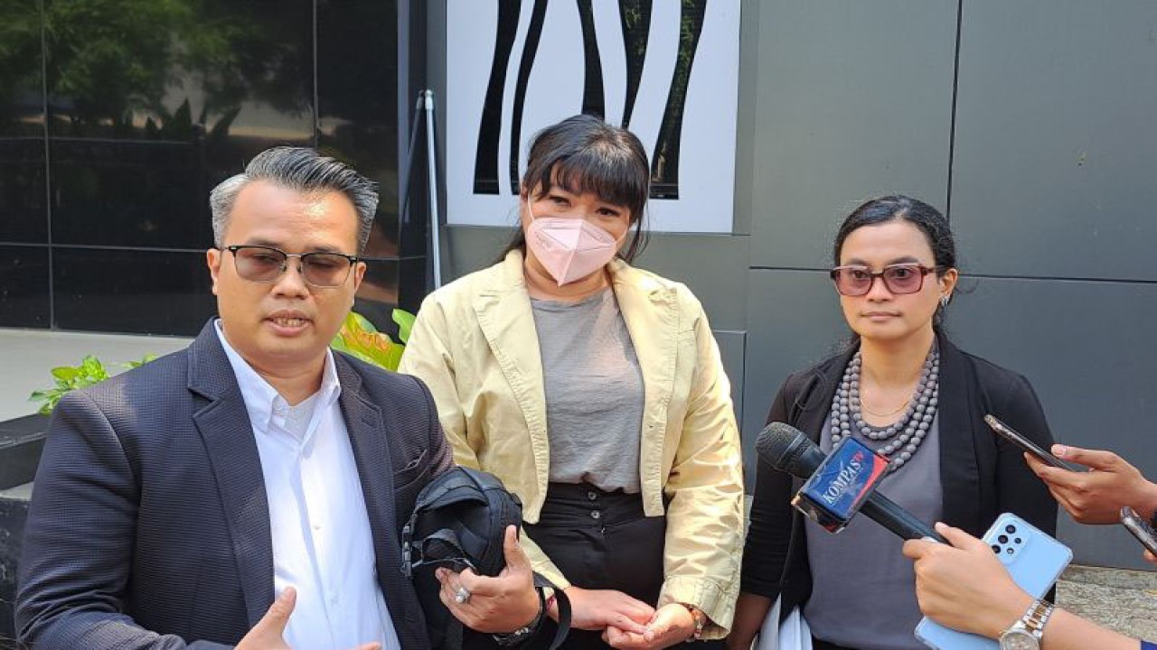 Kuasa Hukum David Pohan (kiri) saat menemani Andaria Sarah Dewia atau Sarah (tengah) ke Polda Metro Jaya, Kamis (12/10/2023). ANTARA/Ilham Kausar