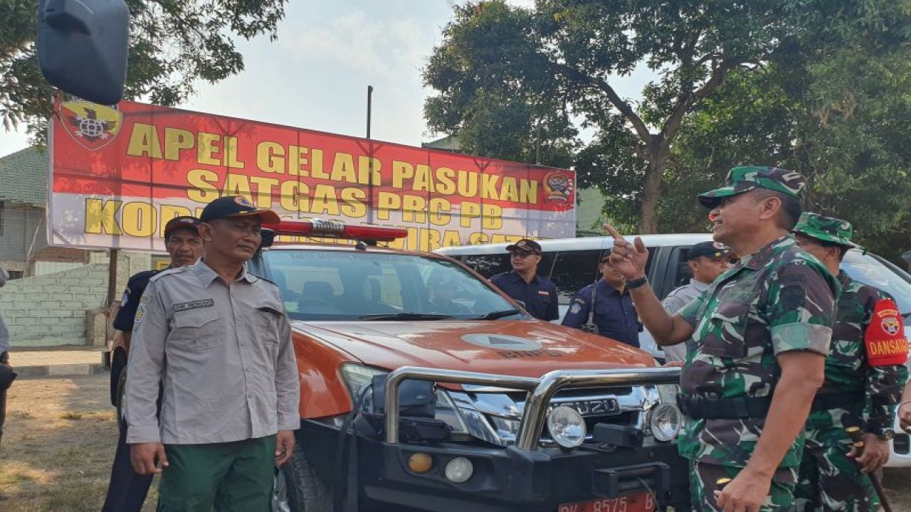 Panglima Komando Daerah Militer IX/Udayana, Mayor Jenderal TNI Harfendi (kanan), memeriksa kesiapan berbagai peralatan pelatihan Satgas Pasukan Reaksi Cepat Penanggulangan Bencana alam di Lapangan Korem 163/Wirasatya, Denpasar, Bali, (23/10/2023). ANTARA/Rolandus Nampu