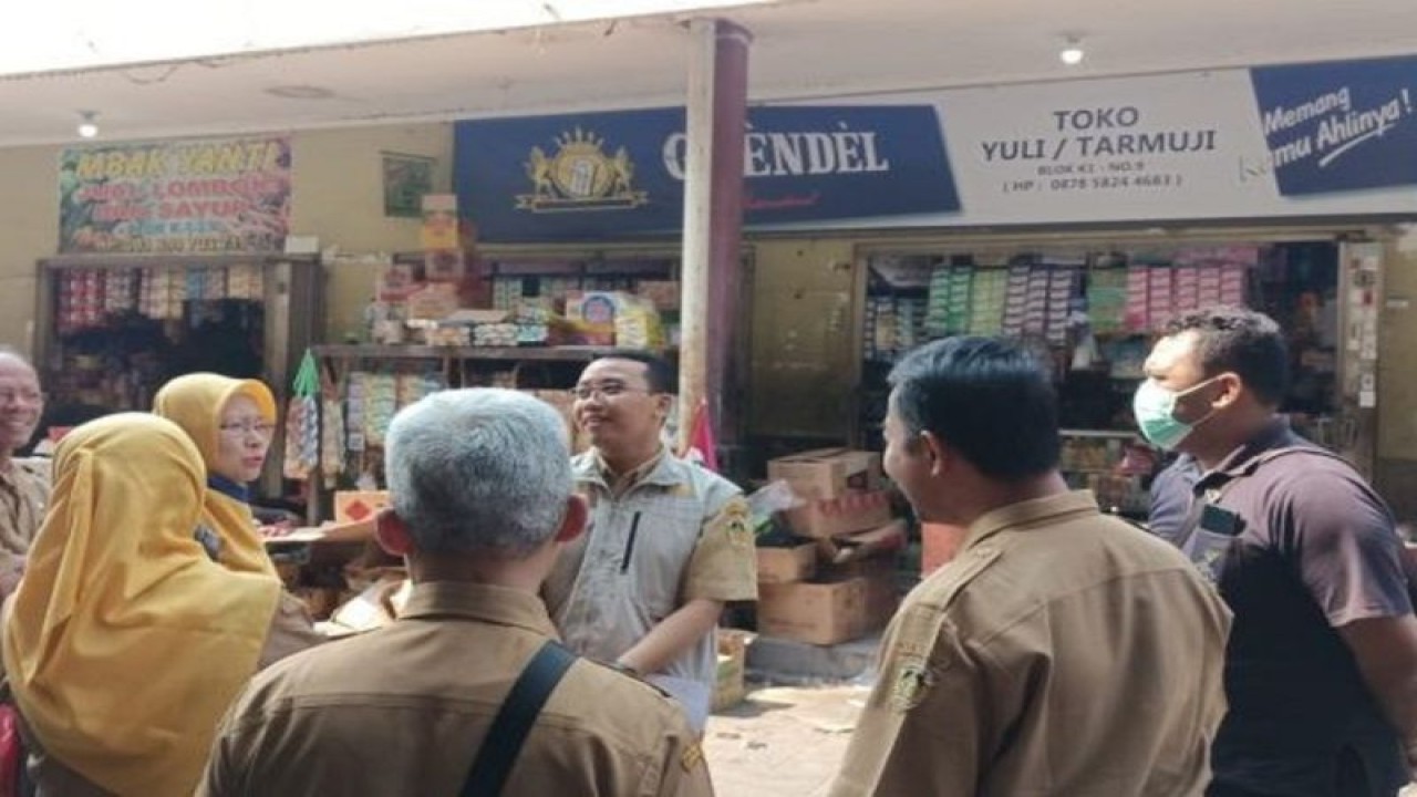 Satgas Ketahanan Pangan Kabupaten Madiun, Jawa Timur memastikan pasokan pangan, terutama beras SPHP aman di pasar tradisional untuk menurunkan harga beras yang masih tinggi. ANTARA/HO-Diskominfo Kabupaten Madiun