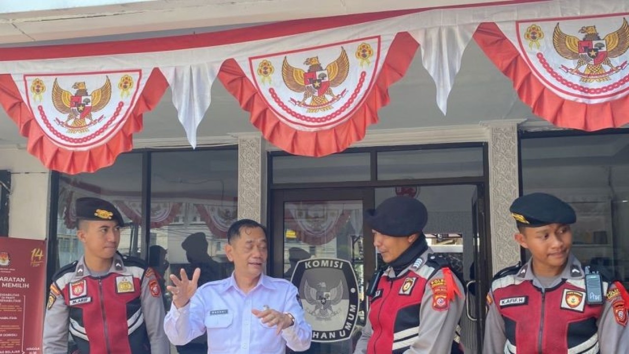 Tim Patroli Operasi Mantap Brata Lodaya Polres Sukabumi Kota saat mengunjungi Sekretariat KPU Kabupaten Sukabumi di Jalan Otista, Kecamatan Citamiang, Kota Sukabumi, Jabar pada Kamis, (19/10/2023). ANTARA/Aditya Rohman