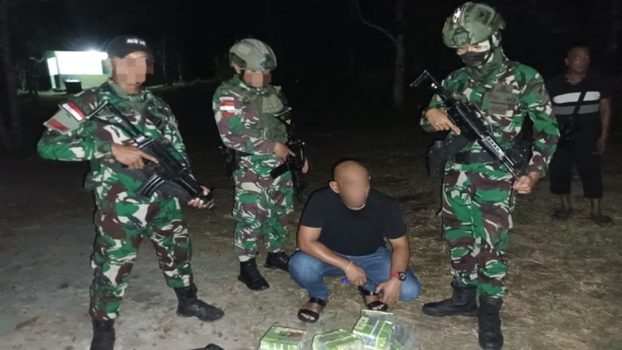 Satgas Pamtas RI menangkap pelaku penyelundupan Sabu di perbatasan Kalbar-Malaysia (ANTARA/HO-Kodam XII/Tanjungpura)