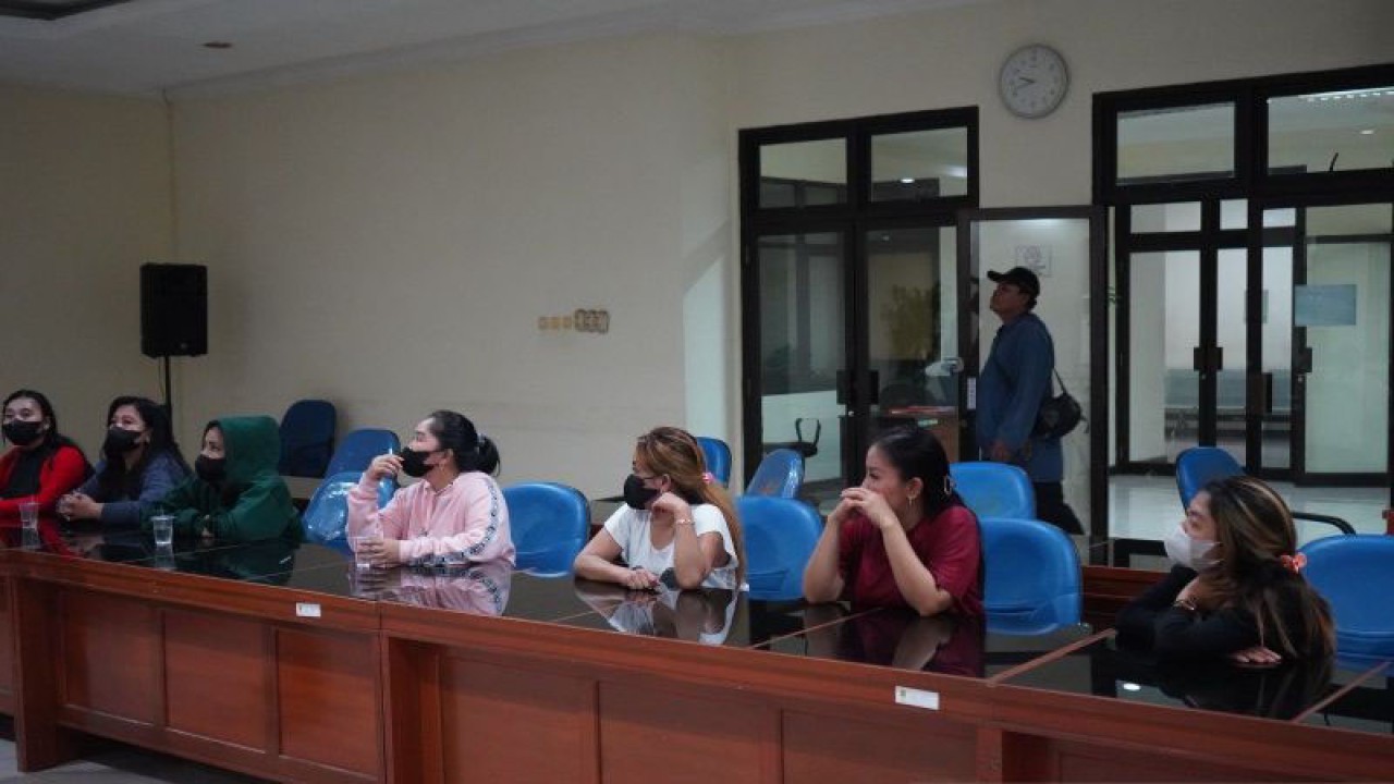 Petugas Satpol PP melakukan penertiban panti pijat di Cibinong, Kabupaten Bogor, Jawa Barat. ANTARA/HO-Satpol PP Kabupaten Bogor.