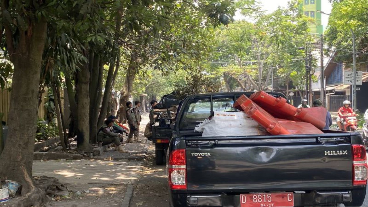 Petugas Satuan Polisi Pamong Praja (Satpol PP) Kota Bandung saat menertibkan pegadang kaki lima (PKL) di zona merah Jalan Suryani Kota Bandung, Kamis (19/10/2023). ANTARA/Rubby Jovan.