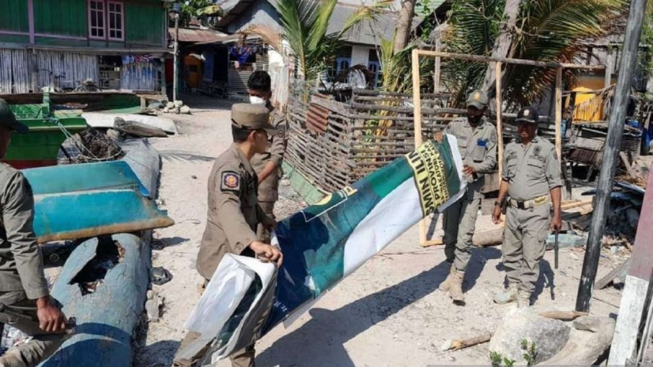 Aparat Satpol PP Buton Selatan bersama anggota TNI/Polri saat menertibkan alat peraga sosialisasi (APS) menyerupai alat peraga kampanye (APK). ANTARA/HO-Satpol PP Buton Selatan