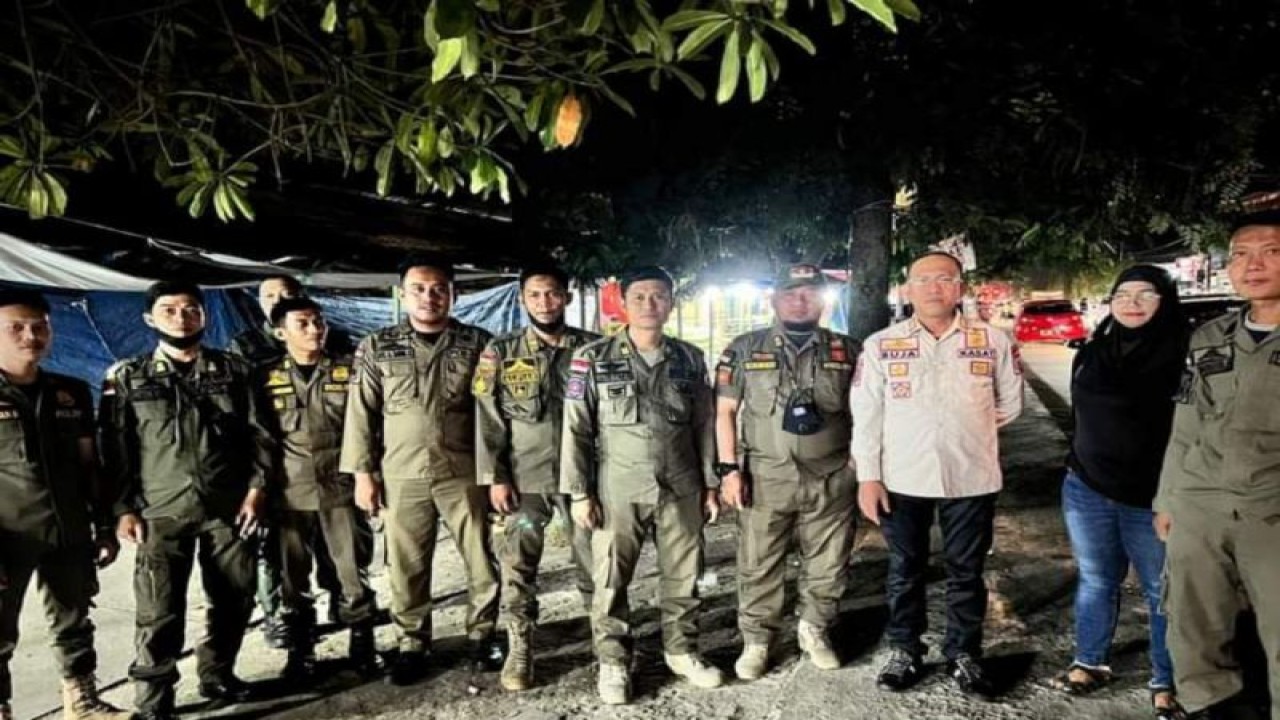Satpol PP Provinsi Sulawesi Barat (Sulbar) bersama Polri dan TNI menggencarkan patroli malam untuk menjaga Kamtibmas menjelang tahapan kampanye Pemilu 2024, di Mamuju, Senin (30/10/2023) ANTARA Foto/M Faisal Hanapi