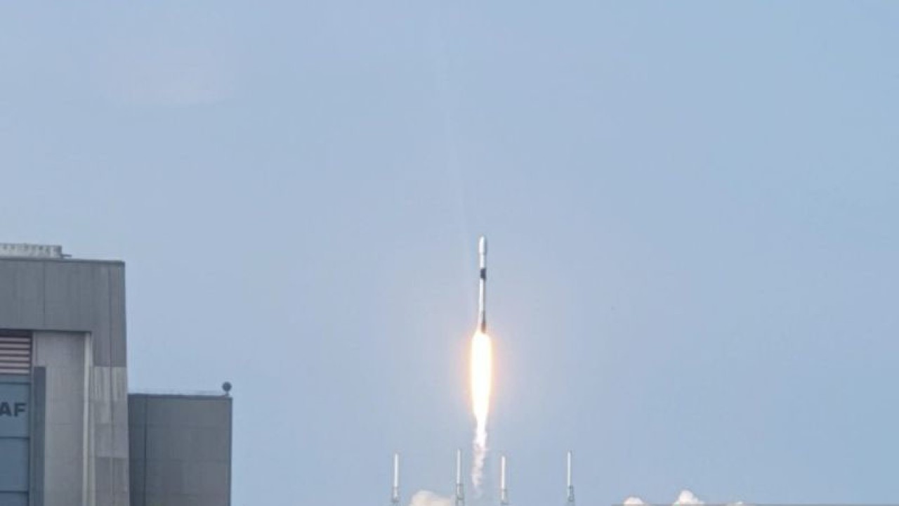 Roket Falcon 9 meluncur ke angkasa membawa satelit Republik Indonesia (SATRIA-1) dari Cape Canaveral Space Launch Complex SLC 40, Florida, AS, Minggu (18/6/2023). (ANTARA/Livia Kristianti)