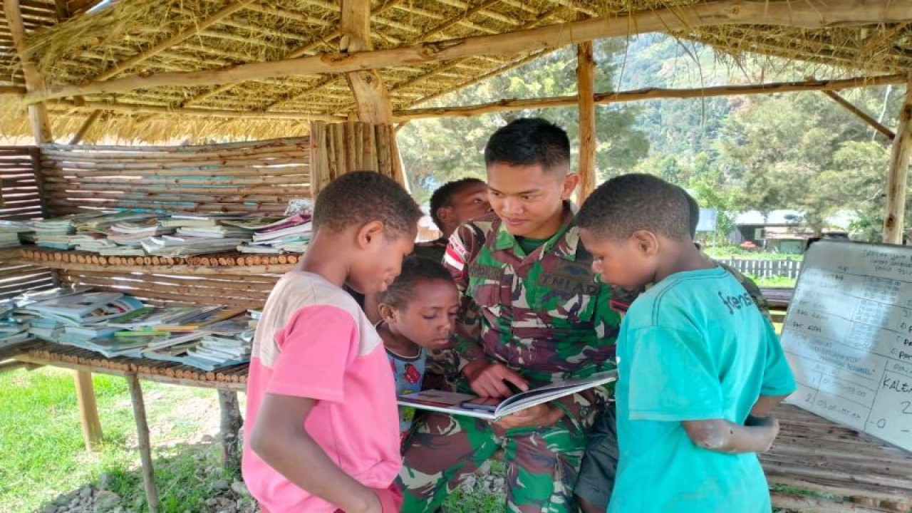 Dokumentasi personel Batalion Infantri 721/Makassau saat mengajarkan anak-anak di Distrik Pirime di Honai Pintar. ANTARA/HO-Dokumen Satuan Tugas Batalion Infantri 721/Makassau