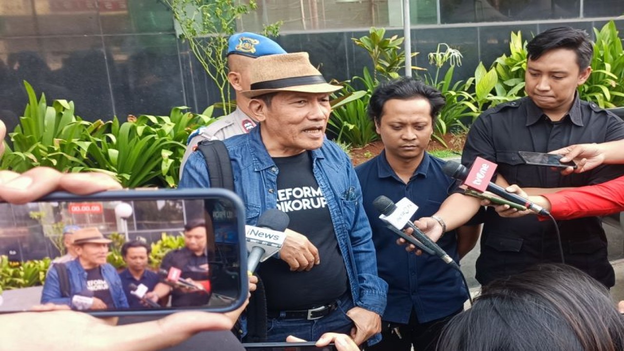 Saut Situmorang usai diperiksa sebagai saksi ahli di Ditreskrimsus Polda Metro Jaya, Selasa (17/10/2023). ANTARA/Ilham Kausar