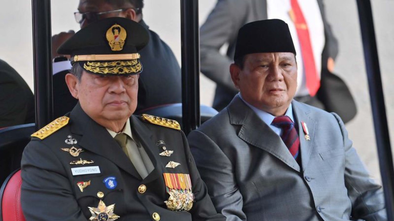 Presiden ke-6 Susilo Bambang Yudhoyono (kiri) bersama Menhan Prabowo menghadiri upacara HUT ke-78 TNI di Lapangan Silang Monumen Nasional (Monas), Gambir, Jakarta, Kamis (5/10/2023). HUT ke-78 TNI mengangkat tema TNI Patriot NKRI: Pengawal Demokrasi untuk Indonesia Maju. ANTARA FOTO/Akbar Nugroho Gumay/aww.