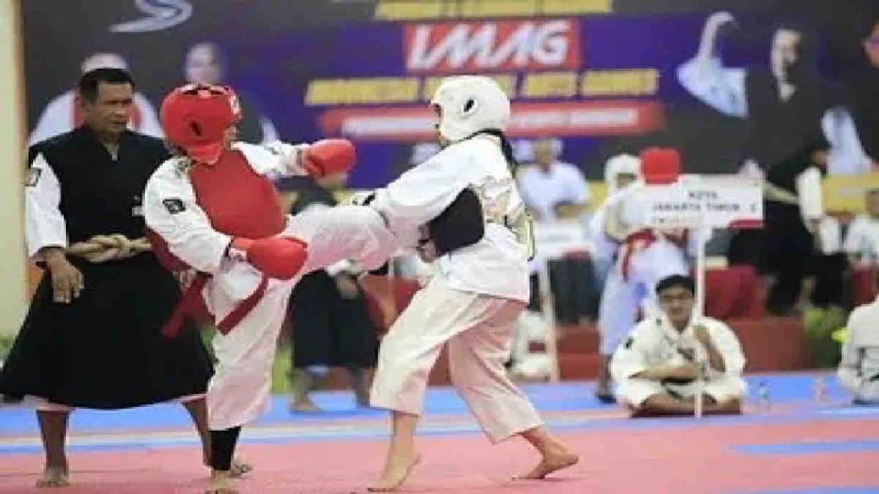 Dua kenshi bertanding di ajang Pekan Olahraga Bela Diri Nasional atau Indonesian Martial Art Games (IMAG) 2023, yang diselenggarakan di Asrama Haji Kota Bekasi, Jawa Barat, Selasa (24/10/2023). ANTARA/HO-KONI Pusat