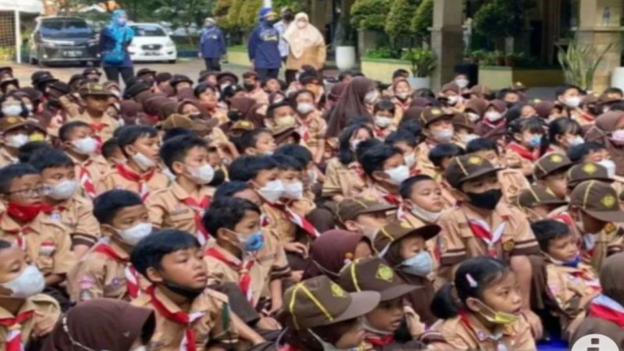 Sejumlah murid berkumpul di halaman sekolah untuk mengikuti sebuah kegiatan di Jakarta, Jumat (26/5/2023). ANTARA/Luthfia Miranda Putri