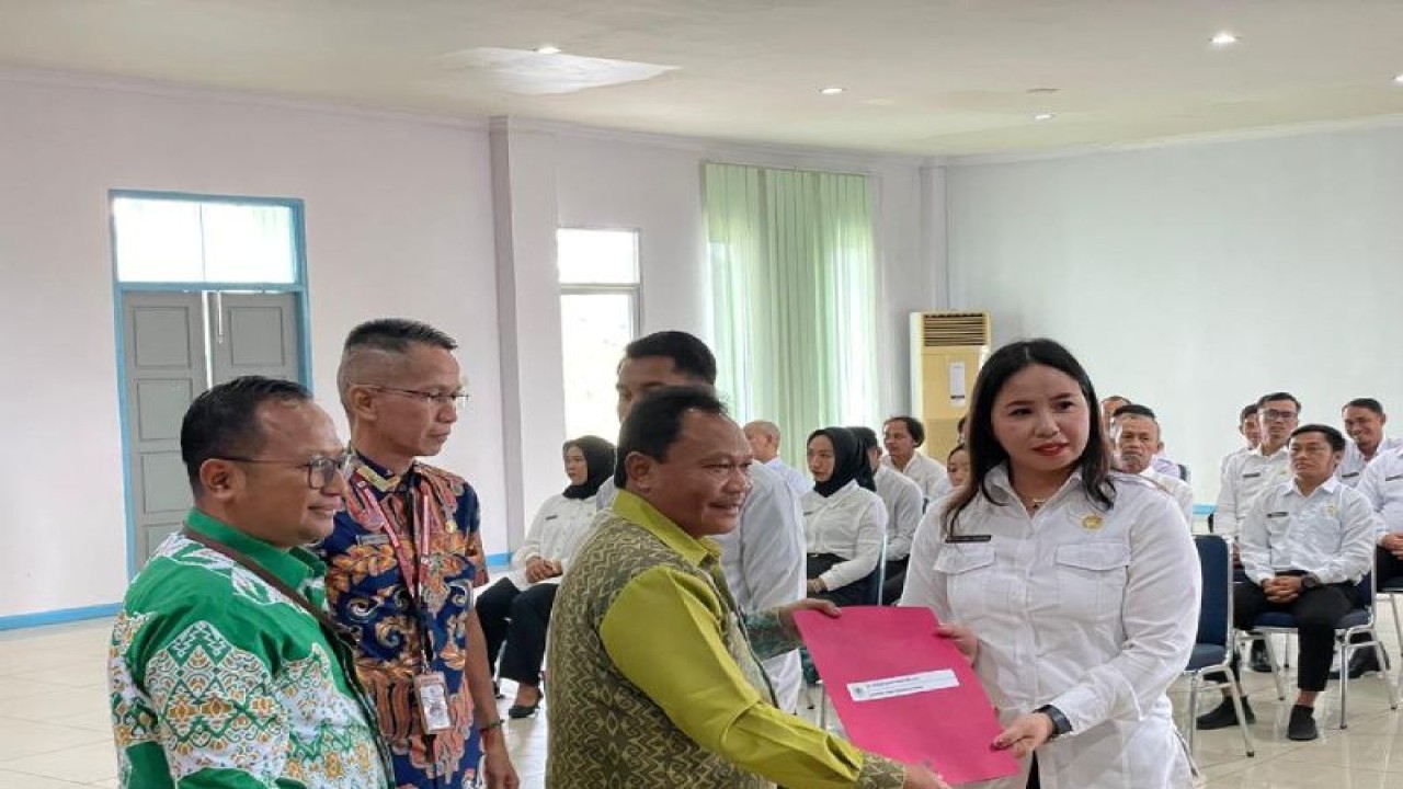 Sekretaris Daerah Kapuas Mohd Zaini menyerahkan Surat keputusan (SK) kepada PPPK di wilayah Kapuas Hulu, Kalimantan Barat. ANTARA/HO-Prokopim Setda Kapuas Hulu.