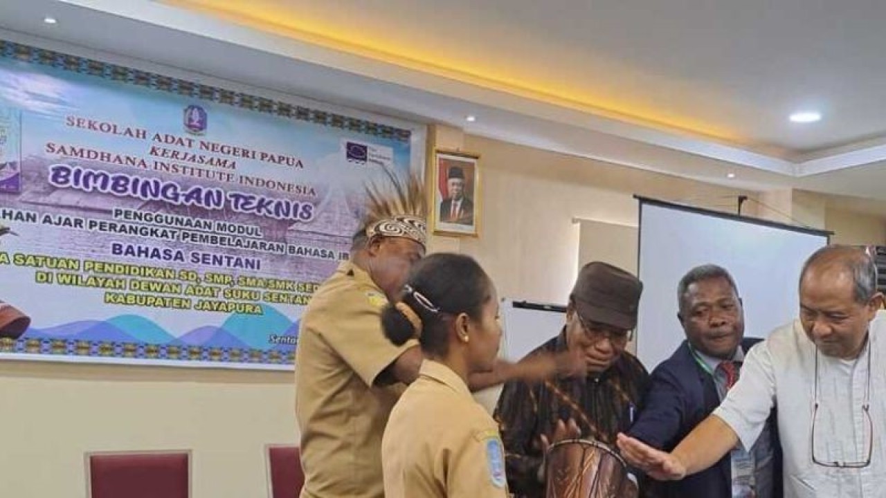 Pembukaan Bimtek penggunaan modul bahan ajar perangkat pembelajaran bahasa ibu yang dilakukan Kepala Dinas Pendidikan Kabupaten Jayapura Eqberth C Kopeuw dan Direktur Sekolah Adat Negeri Papua Origenes Monim, Selasa (24/10) 2023. (ANTARA/HO-Dok Sekolah Adat Negeri Papua)