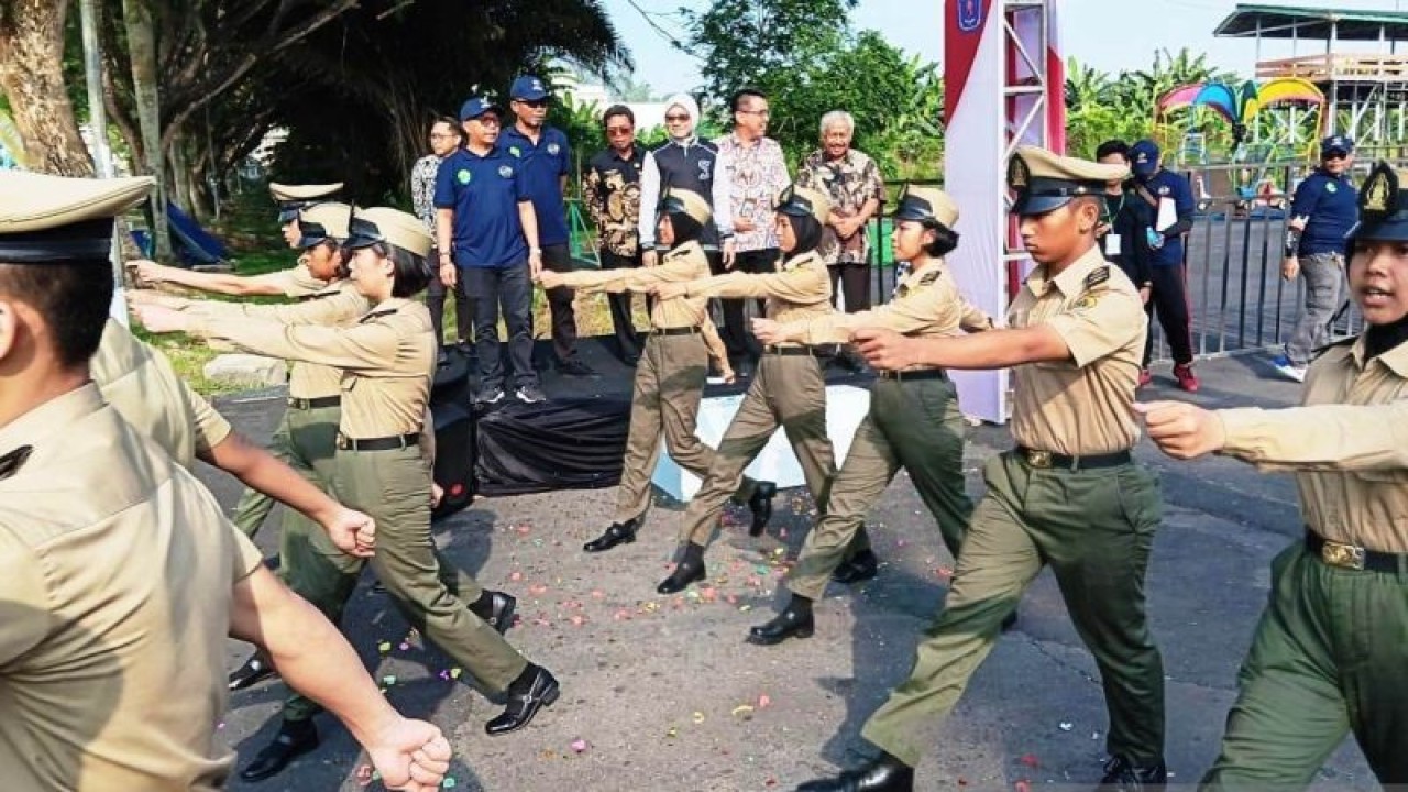 Sekprov Kaltim (pakai jilban) bersama Kepala dan Kabid Dispora Kaltim menyaksikan Kirab Remaja jenjang SMA/SMK dengan start dan finish dilakukan di halaman GOR Sempaja Samarinda, Kamis (26/10/2023.) (ANTARA/M Ghofar)