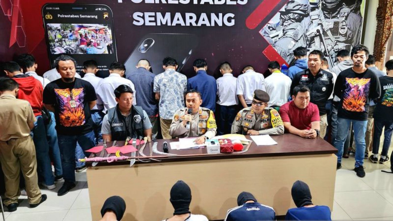 22 siswa SMP dan SMA/SMK disuga anggota gangster dihadirkan saat pers rilia di Mapolrestabes Semarang, Rabu. (ANTARA/I.C. Senjaya)
