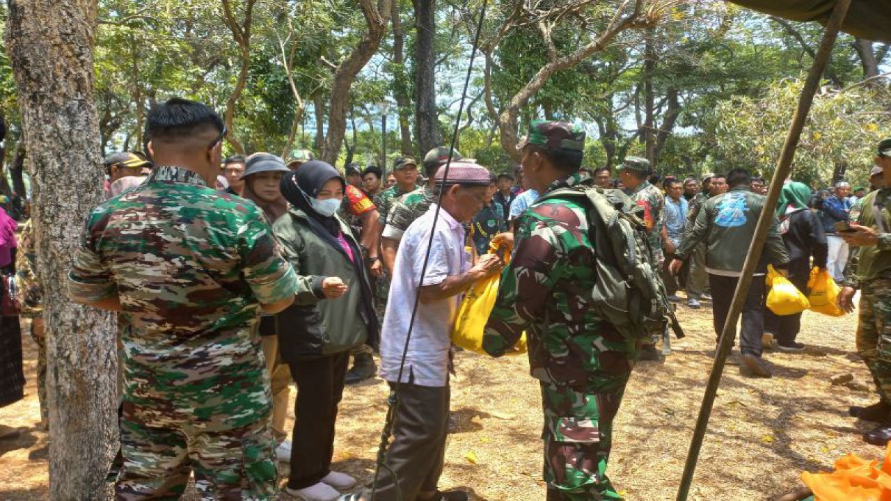 Anggota Kodim 0501/Jakarta Pusat membagikan paket sembako kepada warga ketika HUT ke-78 TNI di Monumen Nasional (Monas), Jakarta, Kamis (5/10/2023). ANTARA/Nadia Putri Rahmani