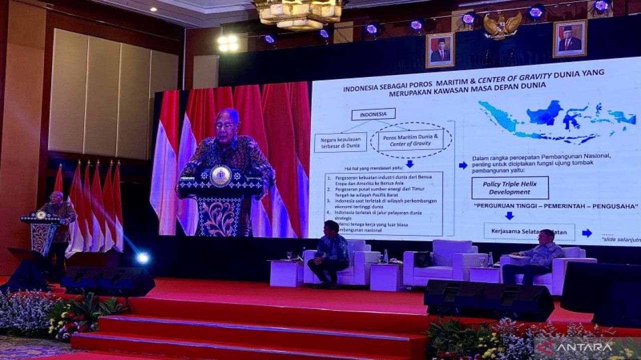 Pengamat Kebijakan Maritim Indonesia Harjono Kartohadiprodjo saat menyampaikan sambutan dalam seminar "Ketahanan Nasional Membangun Konektivitas Maritim Selatan-Selatan" di Jakarta, Rabu (11/10/2023). ANTARA/Cahya Sari