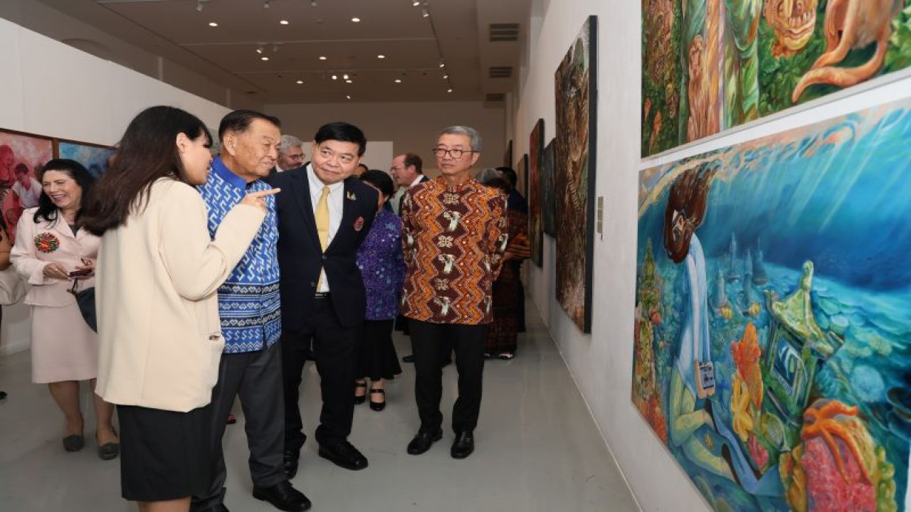 Duta Besar Indonesia untuk Thailand Rachmat Budiman (kanan) mengunjungi pameran lukisan “Indonesia-Thailand Collaborative Painting Exhibition: Blossoming Curiosity” yang diselenggarakan pada 4 -29 Oktober 2023 di Galeri Nasional Thailand, Rabu (4/10/2023). (ANTARA/HO-KBRI Bangkok)