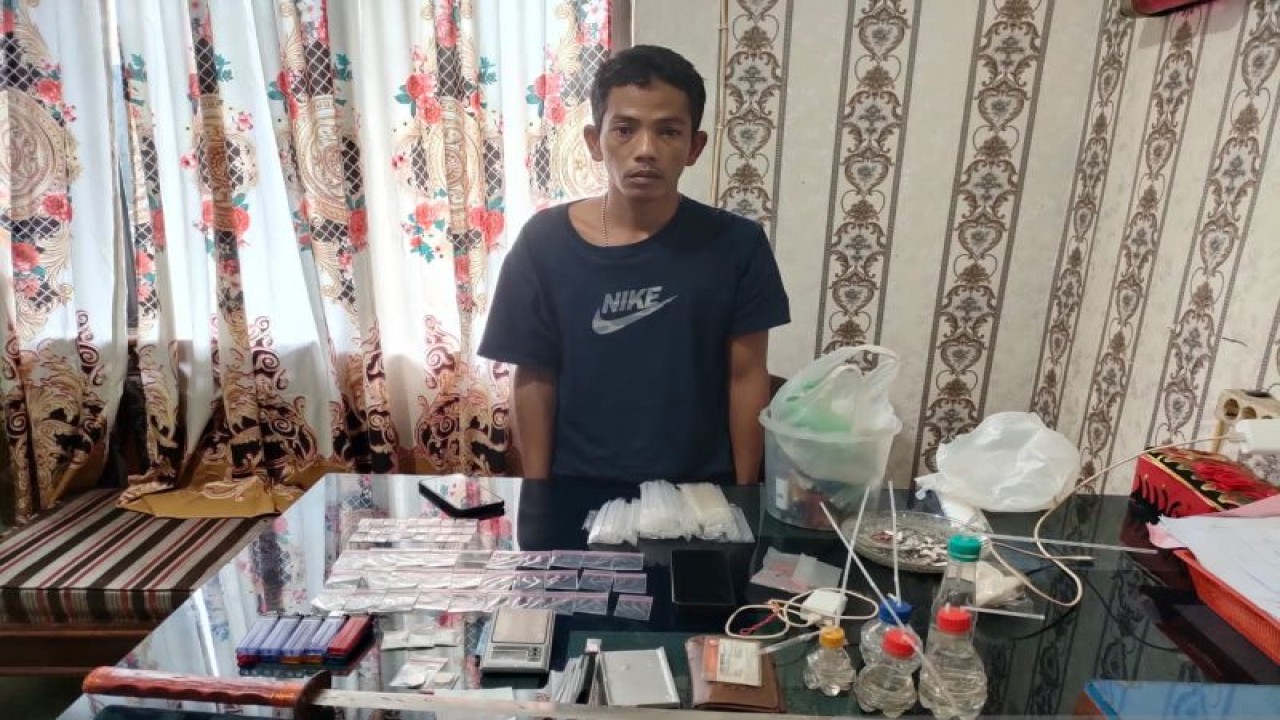 Seorang pria dewasa RL (41) bandar narkotika jenis sabu ditahan di Polda Sumatera Utara. ((ANTARA/HO- Humas Polda Sumut))
