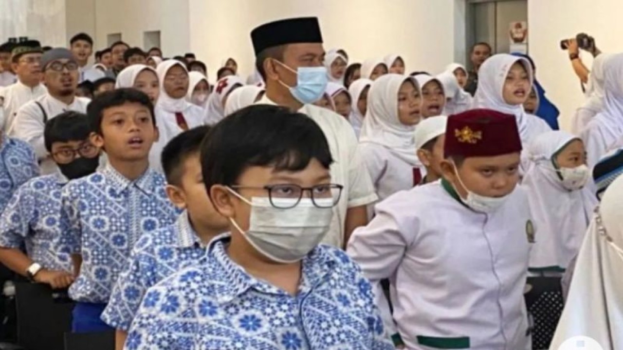 Seorang siswa memakai masker di tengah kerumunan, Jakarta, Jumat (8/9/2023). (ANTARA/Luthfia Miranda Putri)