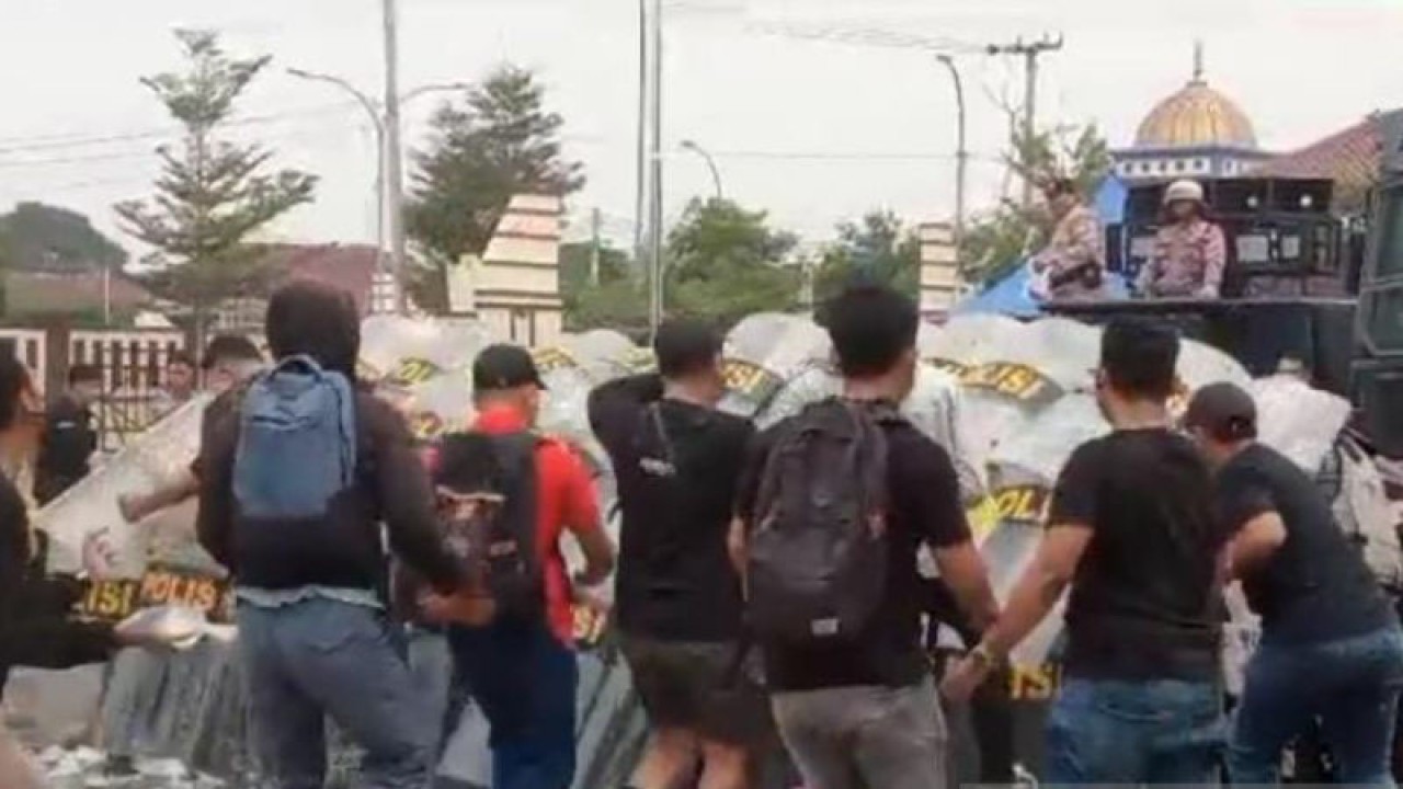 Polres Serang gelar simulasi sistem pengamanan kota (sispamkota) dalam rangka kesiapan menghadapi pemilihan umum (Pemilu) 2024 di lapangan Mapolres Serang, Banten, Selasa (10/10/2023). ANTARA/Desi Purnama Sari.