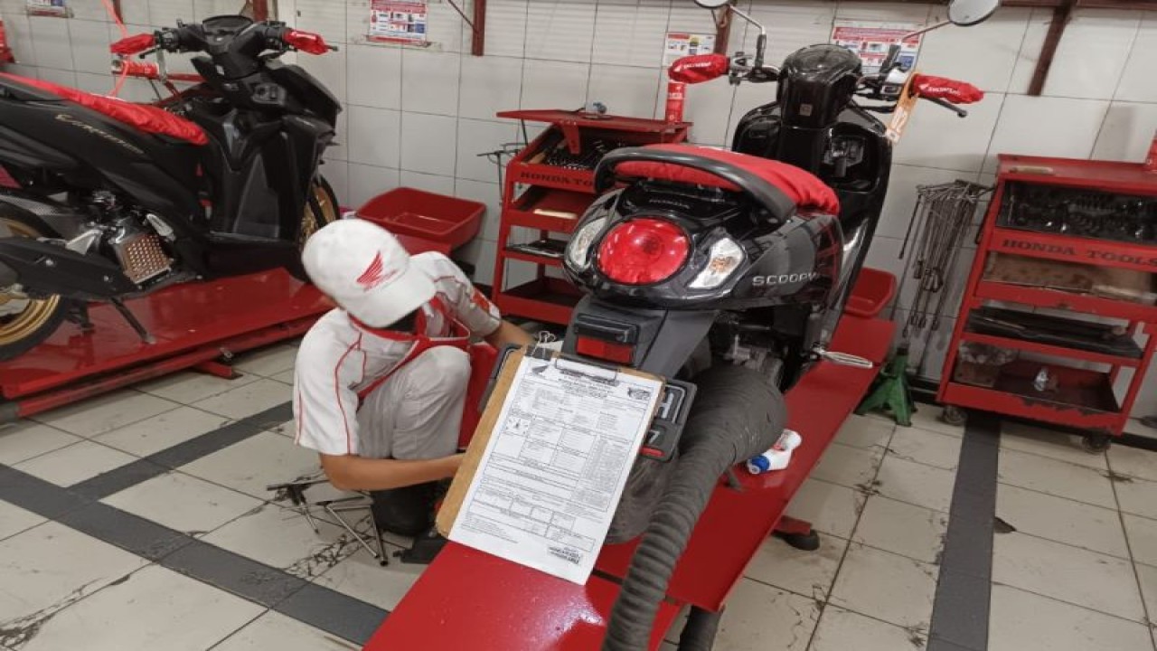 Service sepeda motor Honda (ANTARA/HO - Honda)