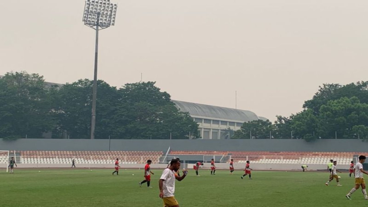 Tim Sriwijaya FC melakukan latihan tanding dengan Bhayangkara Sriwijaya FC di Stadion Bumi Sriwijaya, Kota Palembang, Selasa (17/10/2023). (ANTARA/Ahmad Rafli Baiduri)
