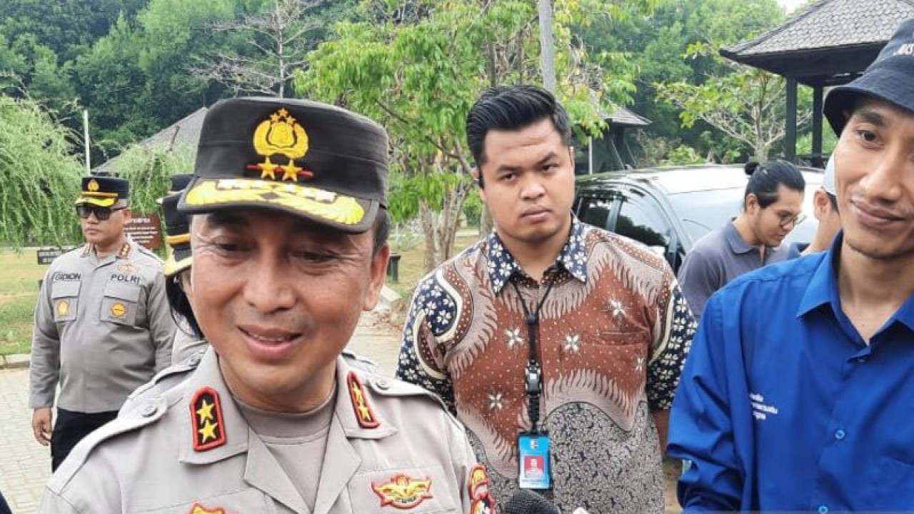 Kepala Divisi Humas Polri Irjen Pol. Sandi Nugroho memberikan keterangan kepada wartawan usai kegiatan penanaman mangrove di Taman Wisata Alam Muara Angke, Jakarta, Utara, Jumat (13/10/2023). (ANTARA/Laily Rahmawaty)