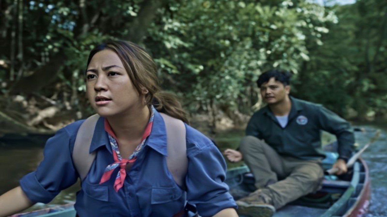 Sherina Munaf dan Derby Romero kembali beradu akting memerankan Sherina dan Sadam dalam "Petualangan Sherina 2". "Petualangan Sherina 2". Ini adalah salah satu cuplikan adegan Sherina saat menyusuri sungai dan hutan di Kalimantan Tengah. (ANTARA/HO-Miles Productions)