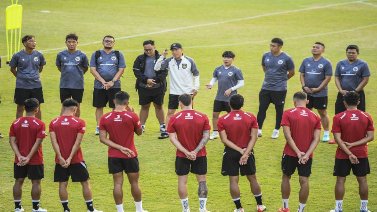 Pelatih Timnas Indonesia Shin Tae-yong (tengah) memberikan instruksi kepada para pemain saat sesi latihan di Lapangan A Gelora Bung Karno Senayan, Jakarta, Senin (9/10/2023). . ANTARA FOTO/Galih Pradipta/aww.