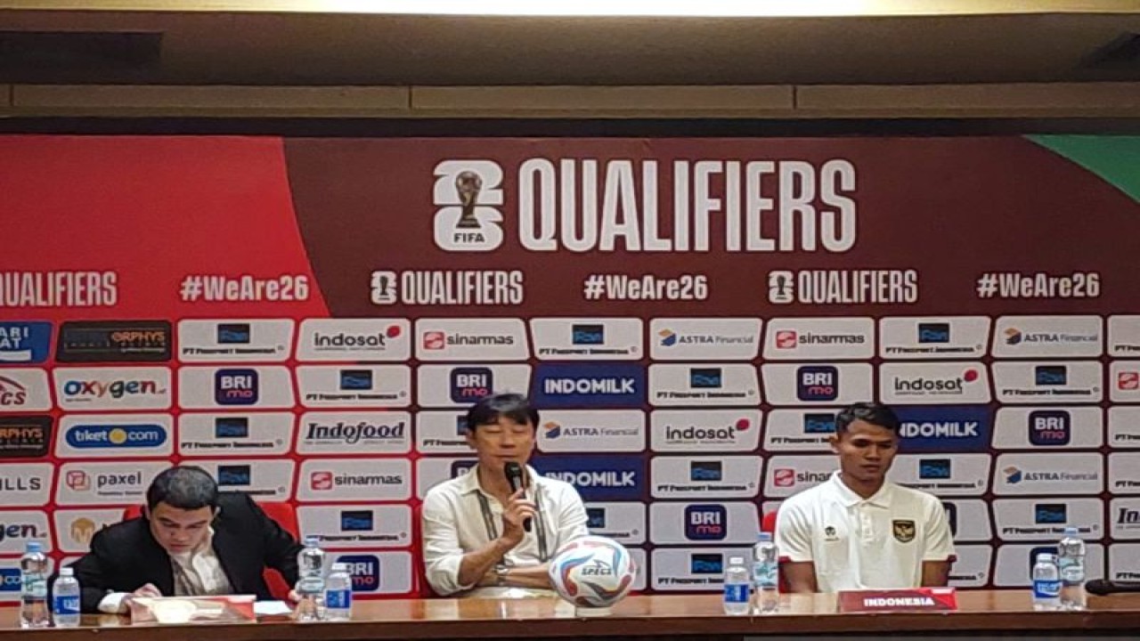 Pelatih Timnas Indonesia Shin Tae-yong (tengah) didampingi perwakilan pemain Dimas Drajad (kanan) berbicara pada sesi konferensi pers seusai pertandingan menghadapi Brunei Darussalam pada Kualifikasi Piala Dunia 2026 di Stadion Gelora Bung Karno, Jakarta, Kamis (12/10/2023).(ANTARA/Muhammad Ramdan)