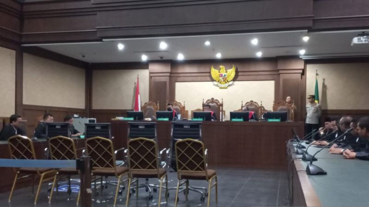 Sidang lanjutan terdakwa Gubernur nonaktif Papua Lukas Enembe di Pengadilan Tindak Pidana Korupsi pada Pengadilan Negeri Jakarta Pusat, Senin (9/10/2023). Lukas Enembe absen dalam persidangan tersebut karena tengah dirawat di RSPAD Gatot Subroto, Jakarta. ANTARA/Fath Putra Mulya