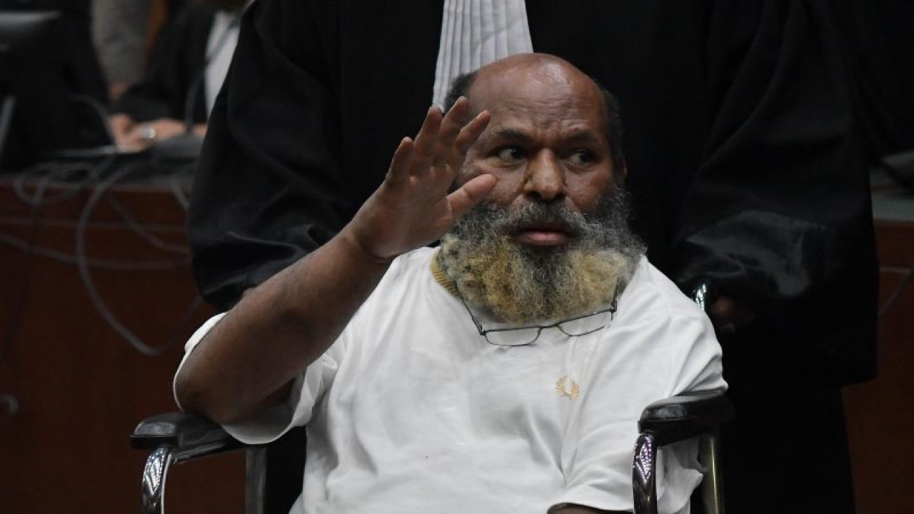 Terdakwa kasus dugaan suap dan penerimaan gratifikasi Lukas Enembe menyapa pendukunggnya usai menjalani sidang putusan di Pengadilan Tipikor, Jakarta, Kamis (19/10/2023). Majelis Hakim menjatuhkan hukuman kepada Mantan Gubernur Papua tersebut selama 8 tahun penjara dengan membayar pidana denda Rp500 juta subsider 4 bulan dan hukuman tambahan tidak dipilih dalam jabatan publik selama 5 tahun setelah menjalani hukuman. ANTARA FOTO/Fakhri Hermansyah/foc