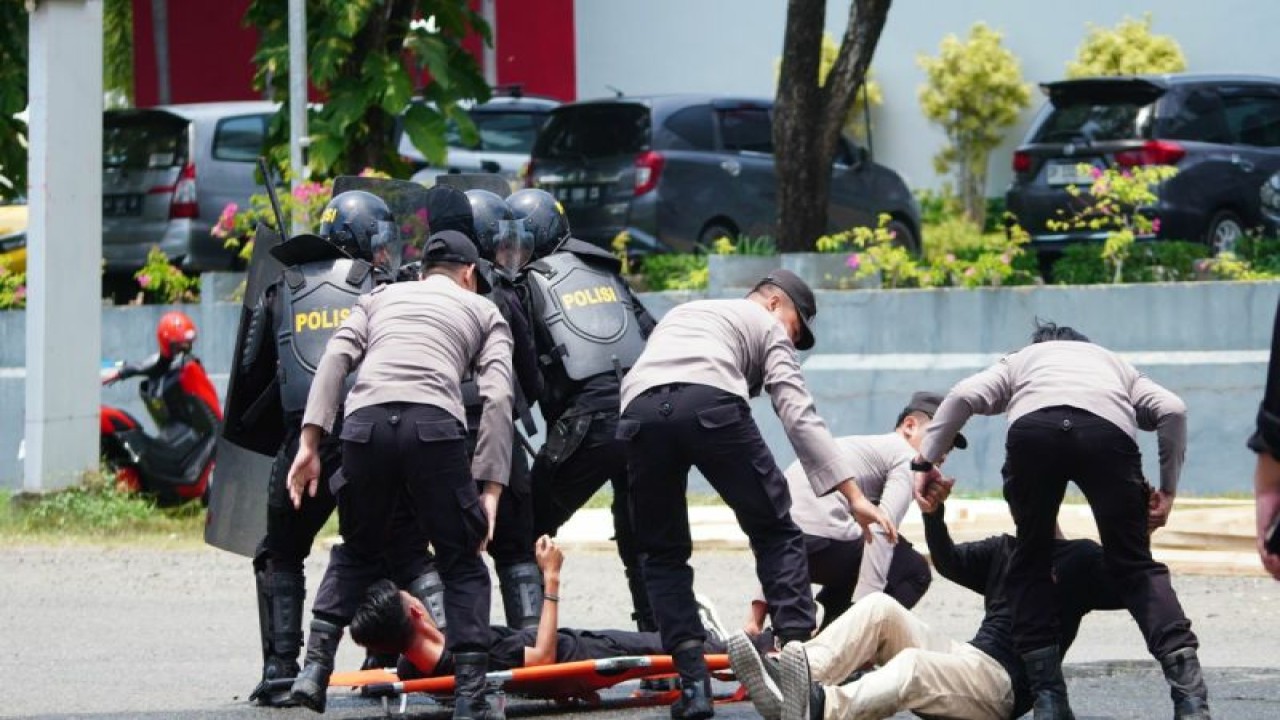 Personel Polda Sulbar memperagakan salah satu adegan pada simulasi pengamanan kota dalam memperkuat kesiapan pengamanan Pemilu 2024, di Mamuju, Selasa (10/10/2023). (ANTARA/HO/Humas Polda Sulbar)