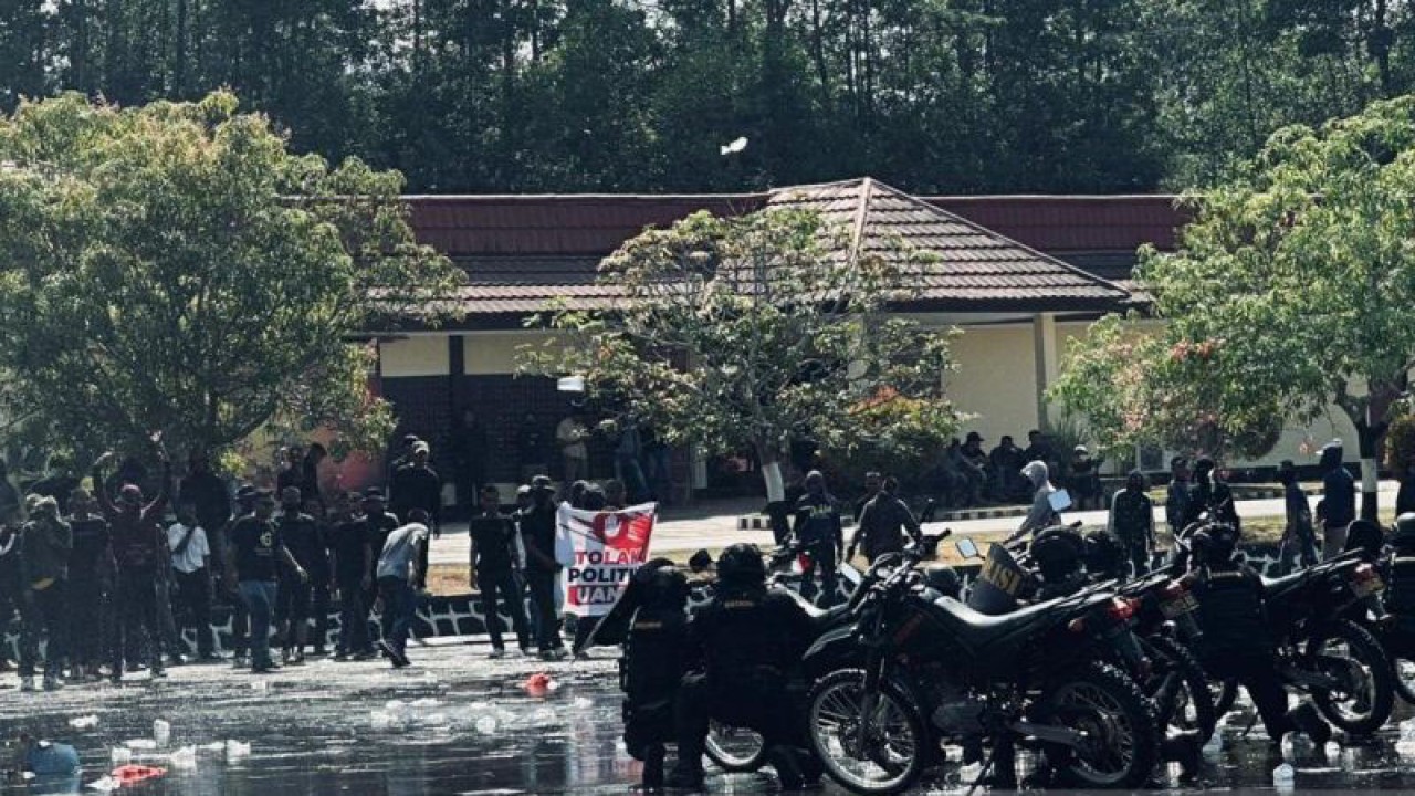 Suasana latihan sispamkota di halaman Apel Satuan Brimob Polda Sultra, Kamis (12/10/2023). (ANTARA/La Ode Muh Deden Saputra)
