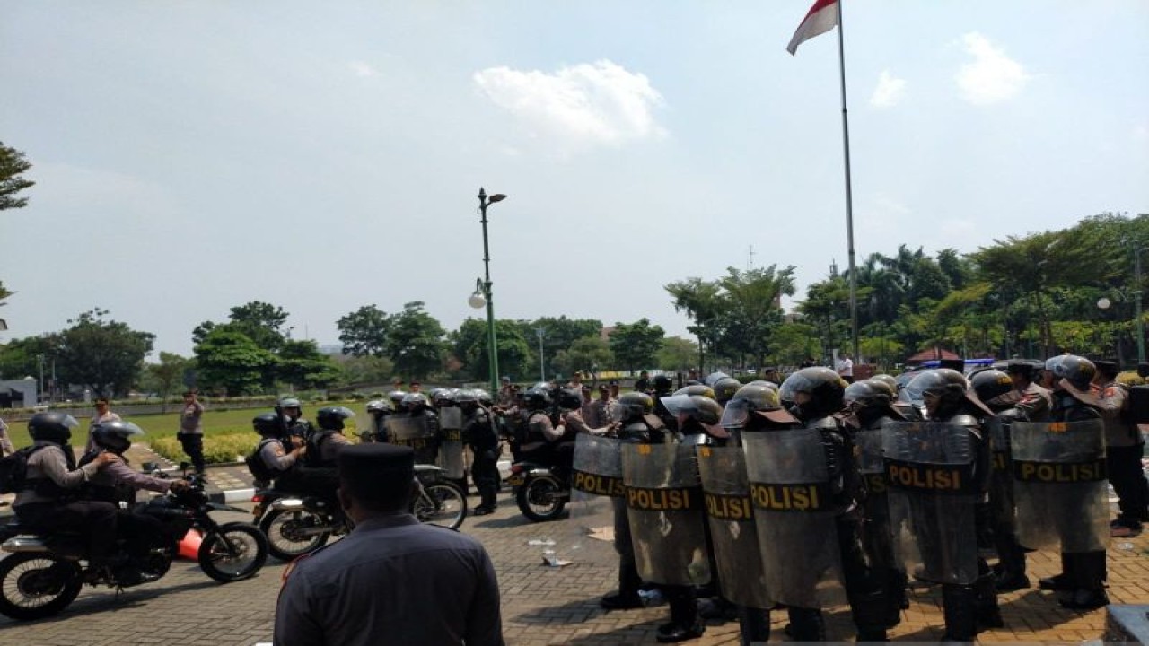 Simulasi pengamanan Tempat Pemungutan Suara (TPS) pada Pemilu 2024, di halaman Kantor Wali Kota Jakarta Barat, Selasa (17/10/2023). ANTARA/Risky Syukur