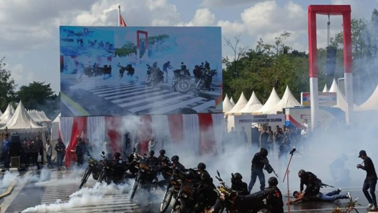 Simulasi penanganan aksi massa yang dilakukan personel Polda Kalsel pada sispamkota yang digelar di depan Balai Kota Banjarbaru, Selasa (17/10/2023) sebagai bentuk pengamanan pemilu serentak 2024. (ANTARA/Yose Rizal)