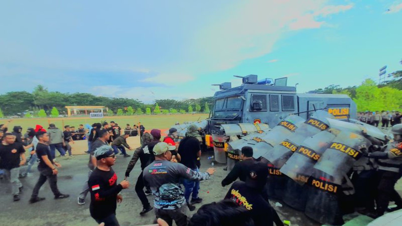 Suasana simulasi sispamkota yang berlangsung di GOR David-Toni Limboto Kabupaten Goronralo Provinsi Gorontalo. (ANTARA/Zulkifli Polimengo)