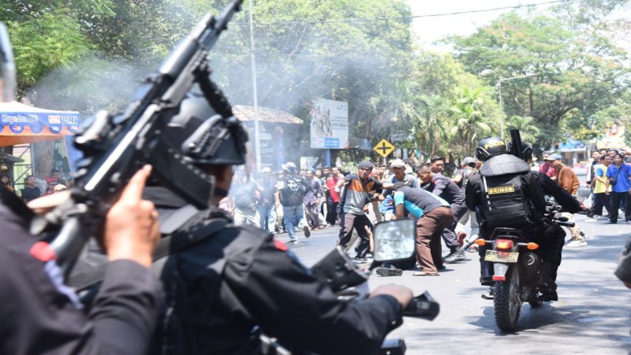 Anggota Polres Bondowoso, Jawa Timur, latihan sistem pengamanan kota (sispamkota) untuk pengamanan Pemilu 2024. Selasa (17/10/2024). ANTARA/HO-Humas Polres Bondowoso