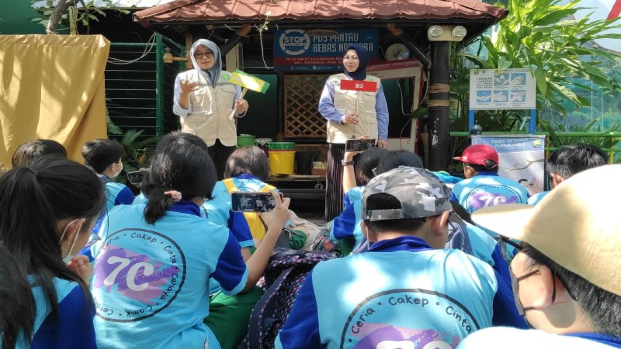 Siswa SMP Santa Maria Surabaya mengikuti kegiatan outing (pembelajaran luar) sekolah di Kampung Edukasi Sampah di Sidoarjo, Jawa Timur. ANTARA/HO-Edi.