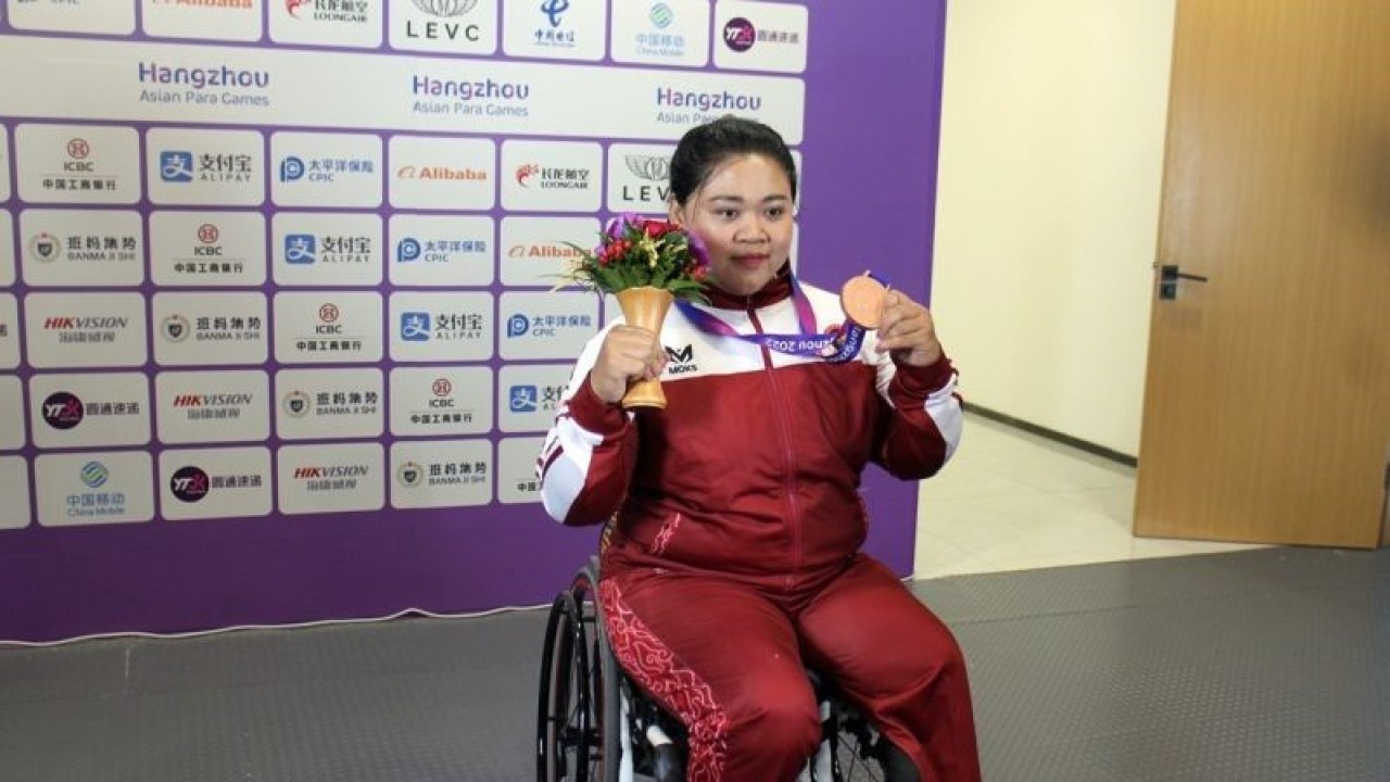 Atlet para angkat berat NPC Indonesia Siti Mahmudah usai menerima medali perunggu cabang angkat berat Asian Para Games 2023 di Xioshan Sports Centre Gymnasium Hangzhou China, Kamis (26/10/2023). ANTARA/Bambang Dwi Marwoto.