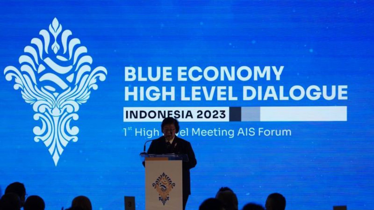 Menteri LHK Siti Nurbaya Bakar memberikan sambutan di sela forum dialog ekonomi biru serangkaian AIS Forum di Nusa Dua, Kabupaten Badung, Bali, Senin (9/10/2023) ANTARA/Dewa Ketut Sudiarta Wiguna