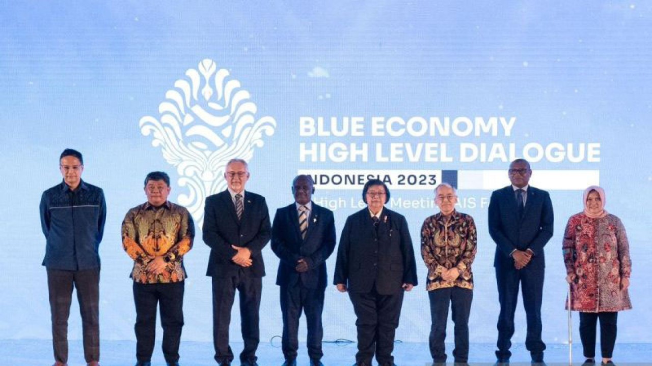 Menteri Lingkungan Hidup dan Kehutanan (LHK) RI Siti Nurbaya Bakar (keempat kanan) menghadiri peluncuran pusat riset dan pengembangan ekonomi biru di sela KTT AIS Forum 2023 di Nusa Dua, Kabupaten Badung, Bali, Senin (9/10/2023) ANTARA/HO-AIS Forum